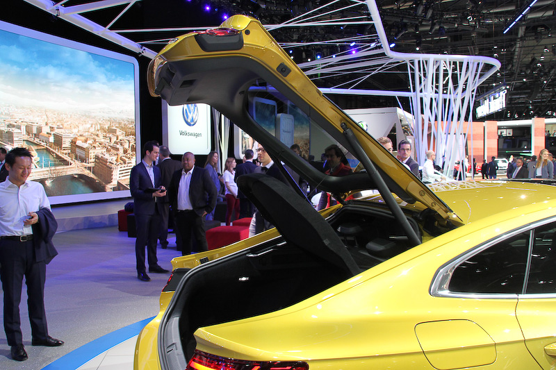 テールゲートはこのように開く