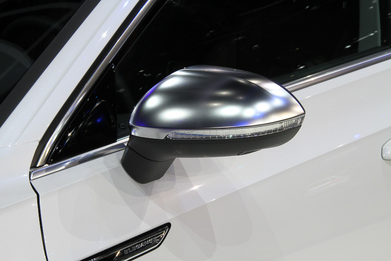 アルテオン Elegance。タイヤはR-Lineも含めピレリ「P ZERO」（タイヤサイズ：245/35 R20）を装着