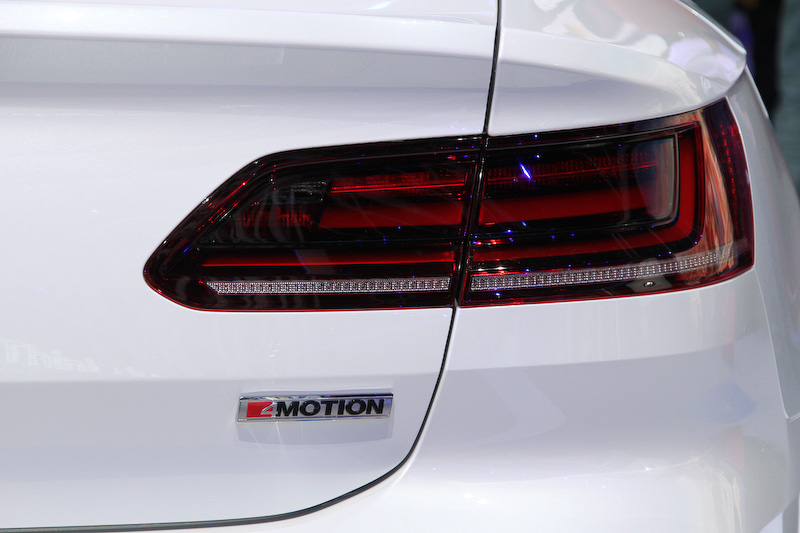 アルテオン Elegance。タイヤはR-Lineも含めピレリ「P ZERO」（タイヤサイズ：245/35 R20）を装着