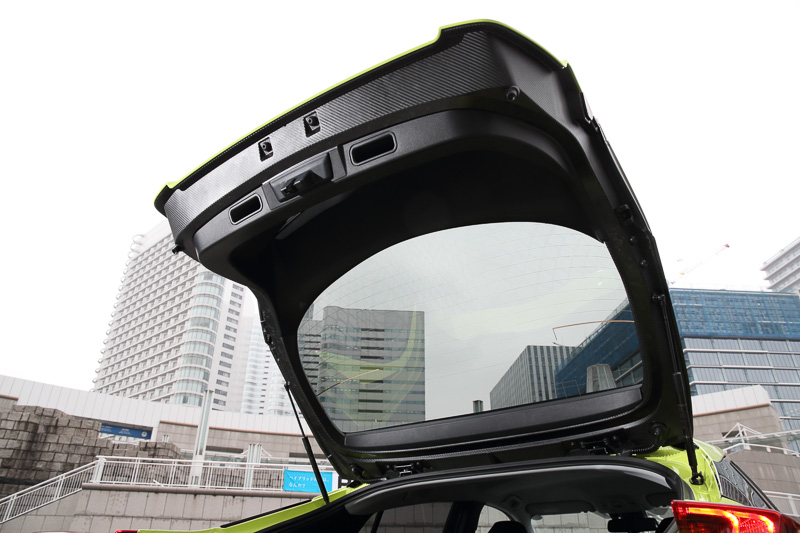 アルミで構成した場合と比べて約40％の軽量化になるという、インナー骨格部にCFRPを使うテールゲート