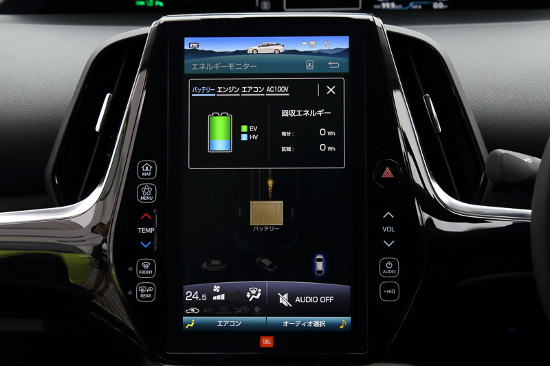 特徴的なセンターコンソールの11.6インチT-Connect SDナビゲーションシステム。物理的なサイズが大きいことで操作ボタンも大きく表示できるほか、アニメーション表示でエンジンやモーター、エアコンなどの作動状態を分かりやすく表現する