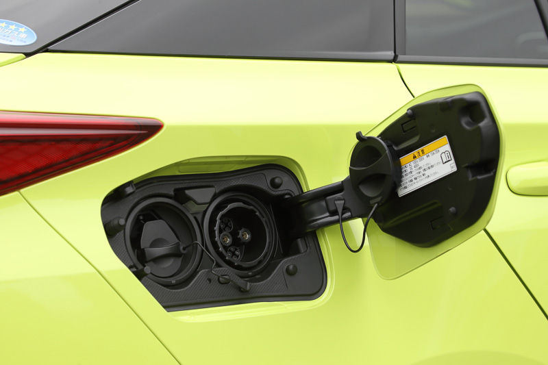 右リアフェンダーに充電ポートを設定。ポート内の左側がAC100VとAC200Vに対応する普通充電インレット、右側がCHAdeMOに対応する急速充電インレット