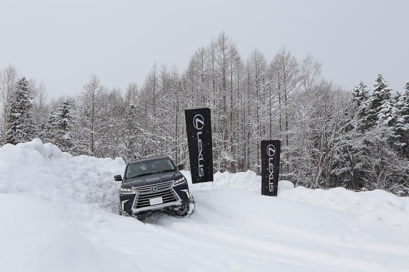 LX570は、最高出力277kW（377PS）/5600rpm、最大トルク534Nm（54.5kgm）/3200rpmを発生するV型8気筒DOHC 5.7リッターエンジンを搭載。トランスミッションは8速ATを組み合わせて駆動方式は4WD