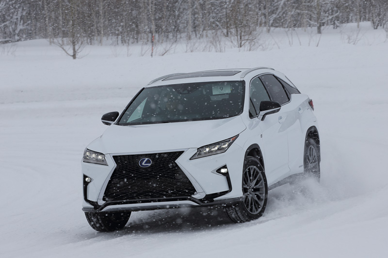 RX450hは最高出力193kW（262PS）/6000rpm、最大トルク335Nm（34.2kgm）/4600rpmを発生するV型6気筒DOHC 3.5リッターエンジンに、最高出力123kW（167PS）、335Nm（34.2kgm）を発生するモーターを組み合わせたハイブリッドシステムを採用。4WD車では最高出力50kW（68PS）、139Nm（14.2kgm）を発生するリアモーターを搭載する