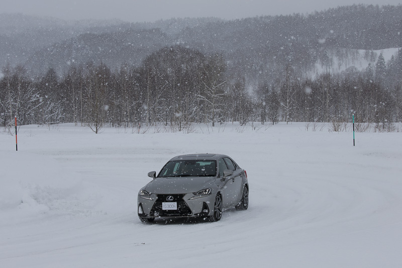 直列4気筒 2.5リッターエンジンとリダクション機構付のTHS IIを採用する2WD（FR）モデル「IS300h Fスポーツ」