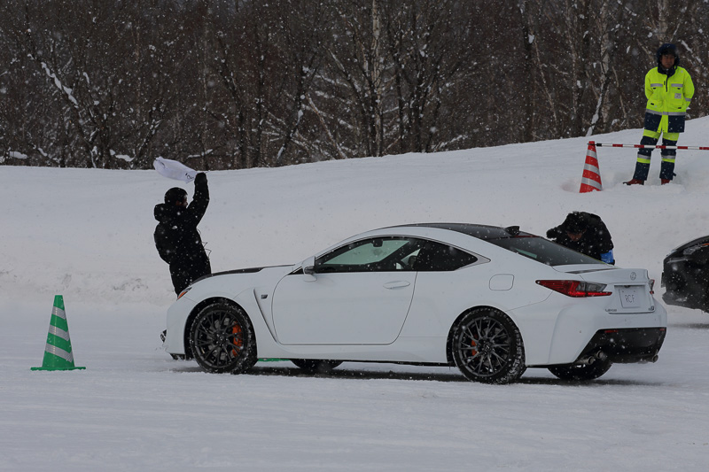 試乗会の参加者全員とレクサスの開発陣による特設コースでのタイムアタック