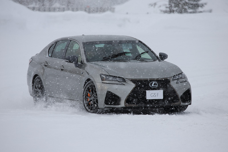 試乗会の参加者全員とレクサスの開発陣による特設コースでのタイムアタック