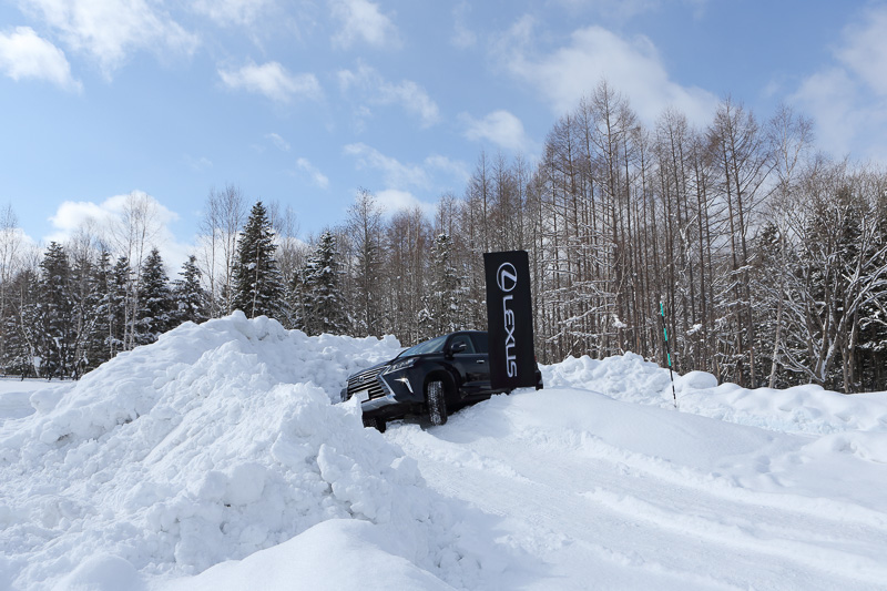 ターンアシスト機能は、クロールコントロール走行時に切り返しが必要とされるようなタイトコーナーに差しかかった際、舵角センサーによりドライバーの旋回意思を判断。後輪内側のブレーキ油圧を制御することで回頭性を高めるシステム（作動条件・クロールコントロール作動時・センターデフロックOFF時・シフト位置: P・N・R以外）