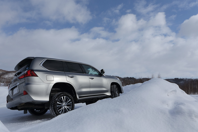 LX570に装備される「マルチテレインセレクト」は、オフロード走行においてトラクションやブレーキを最適に制御して4WD性能をより高めるシステム。モードセレクタースイッチで、「ROCK」「ROCK＆DIRT」「MOGUL」「LOOSE ROCK」「MUD＆SAND」の5モードを選択可能