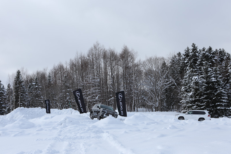 LX570に装備される「マルチテレインセレクト」は、オフロード走行においてトラクションやブレーキを最適に制御して4WD性能をより高めるシステム。モードセレクタースイッチで、「ROCK」「ROCK＆DIRT」「MOGUL」「LOOSE ROCK」「MUD＆SAND」の5モードを選択可能