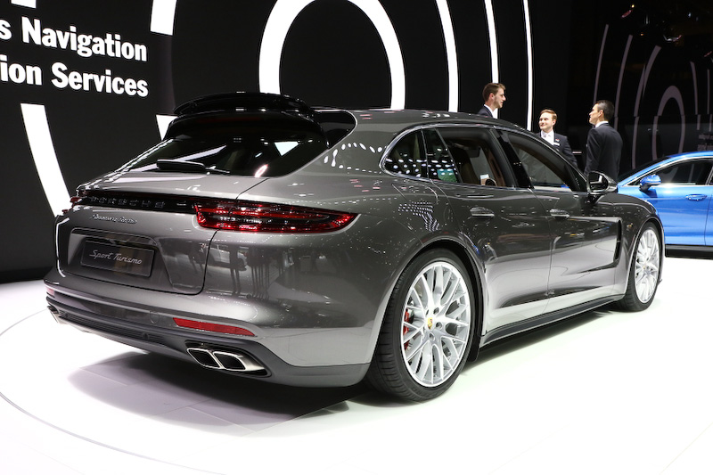 ワールドプレミアされたパナメーラ スポーツツーリスモ。ボディサイズは5049×1937×1428mm（全長×全幅×全高）で、ホイールベースは2950mm