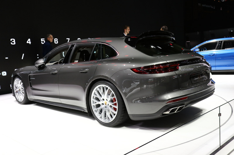 ワールドプレミアされたパナメーラ スポーツツーリスモ。ボディサイズは5049×1937×1428mm（全長×全幅×全高）で、ホイールベースは2950mm