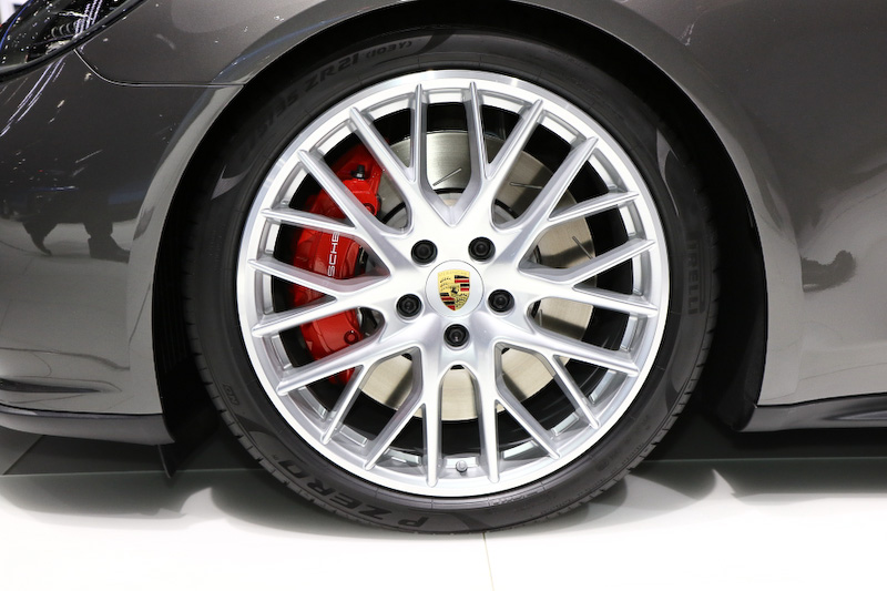 ホイールサイズは最大で21インチ。パナメーラターボ スポーツツーリスモは275/35 ZR21サイズのフロントタイヤを装着