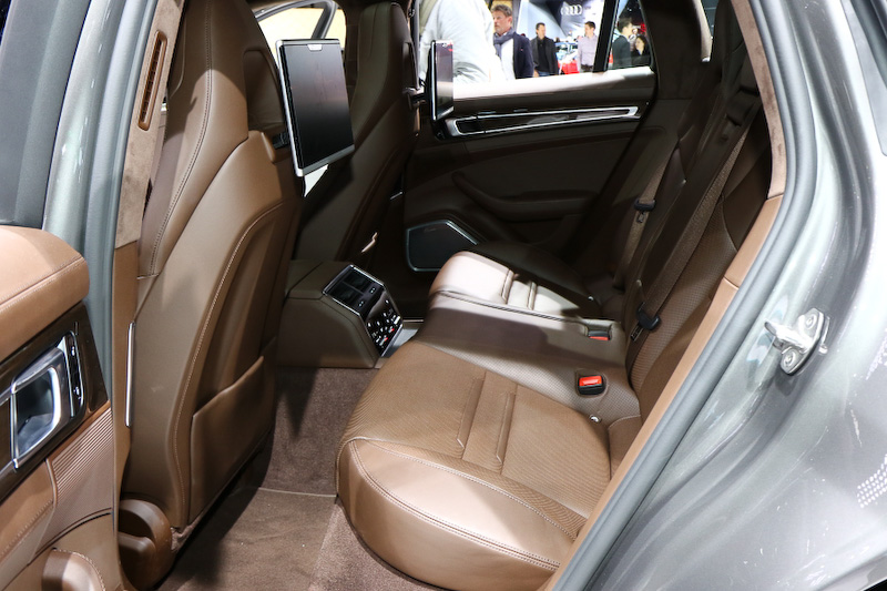 スポーツツーリスモはパナメーラ初のリア3シートを装備する。左右の独立した2つのシート＋1という配置となる