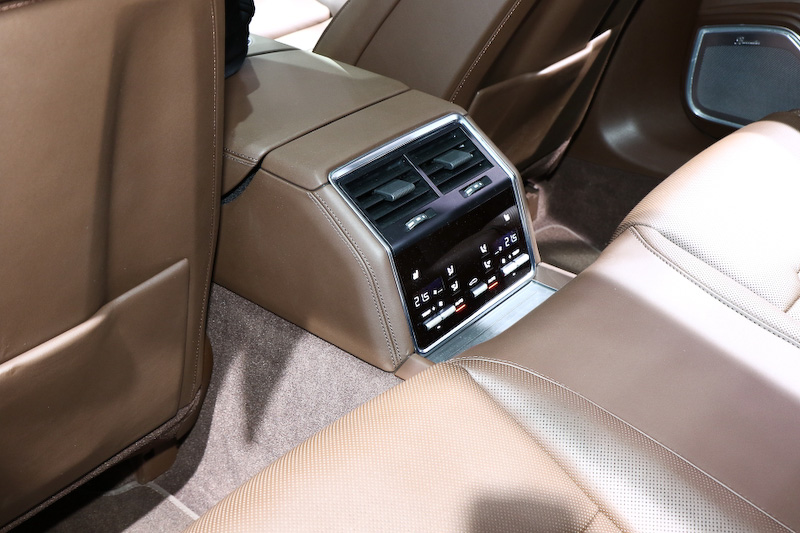 スポーツツーリスモはパナメーラ初のリア3シートを装備する。左右の独立した2つのシート＋1という配置となる