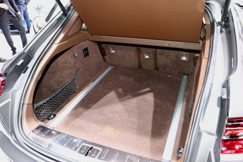 スポーツツーリスモはパナメーラ初のリア3シートを装備する。左右の独立した2つのシート＋1という配置となる