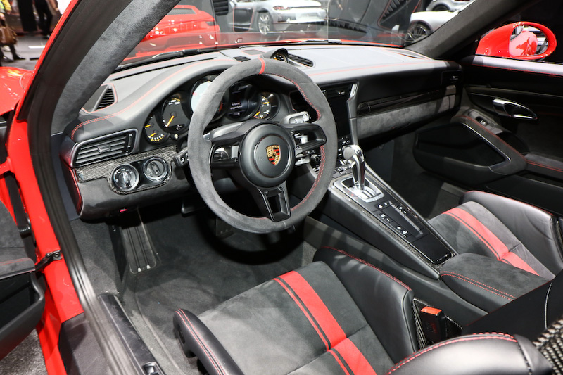 2シーターの新型911 GT3のインテリア。シートは18wayの電動調整式アダプティブスポーツシート・プラス、可倒式バックレストと内蔵式胸部エアバッグおよび手動式前後調整機能を備えたスポーツバケットシート、CFRP製フルバケットシートの3タイプが用意される