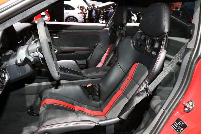 2シーターの新型911 GT3のインテリア。シートは18wayの電動調整式アダプティブスポーツシート・プラス、可倒式バックレストと内蔵式胸部エアバッグおよび手動式前後調整機能を備えたスポーツバケットシート、CFRP製フルバケットシートの3タイプが用意される