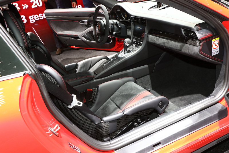 2シーターの新型911 GT3のインテリア。シートは18wayの電動調整式アダプティブスポーツシート・プラス、可倒式バックレストと内蔵式胸部エアバッグおよび手動式前後調整機能を備えたスポーツバケットシート、CFRP製フルバケットシートの3タイプが用意される