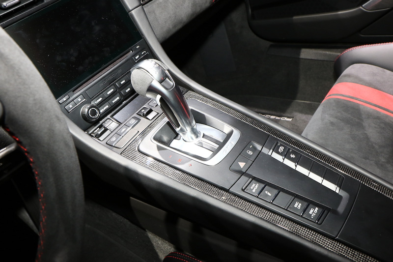 2シーターの新型911 GT3のインテリア。シートは18wayの電動調整式アダプティブスポーツシート・プラス、可倒式バックレストと内蔵式胸部エアバッグおよび手動式前後調整機能を備えたスポーツバケットシート、CFRP製フルバケットシートの3タイプが用意される