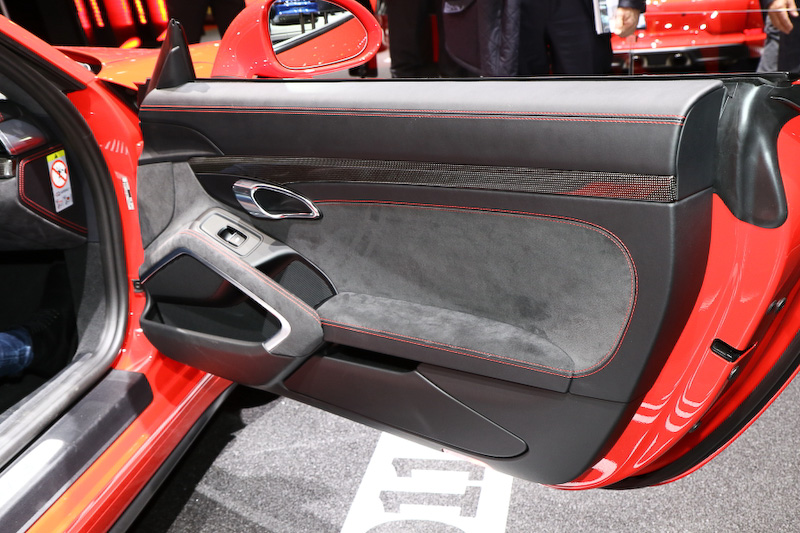 2シーターの新型911 GT3のインテリア。シートは18wayの電動調整式アダプティブスポーツシート・プラス、可倒式バックレストと内蔵式胸部エアバッグおよび手動式前後調整機能を備えたスポーツバケットシート、CFRP製フルバケットシートの3タイプが用意される