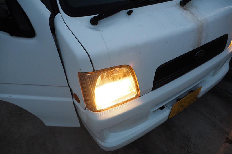 ライトは写真だとだいぶ黄色く見えるが、実際はもう少し白っぽい。ライトレンズだけ少し磨いた