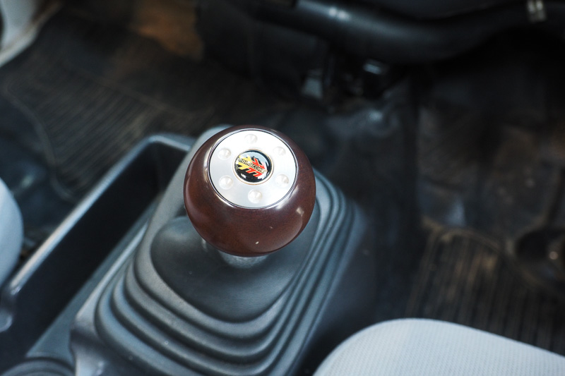 シフトノブはてっぺんのカバーが破れていたので手持ちに交換