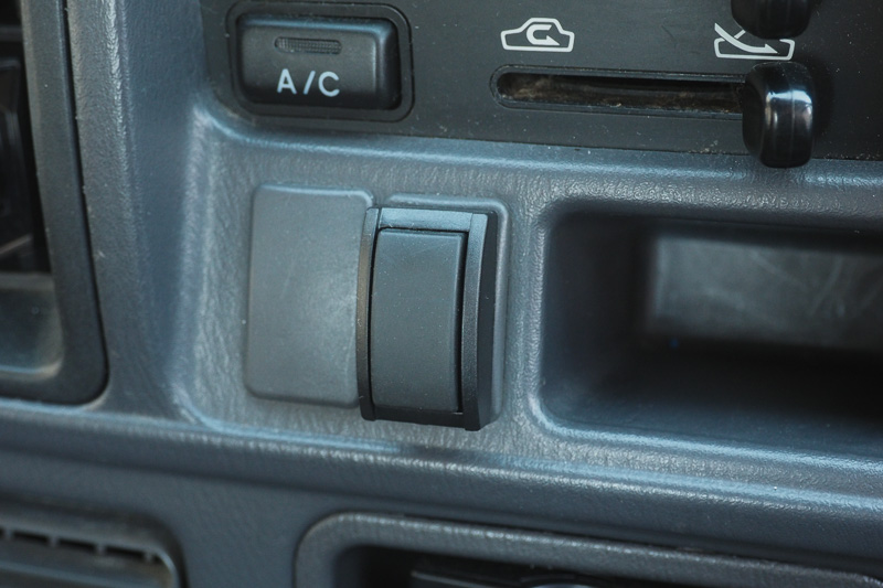 4WDスイッチはダッシュボードに移植