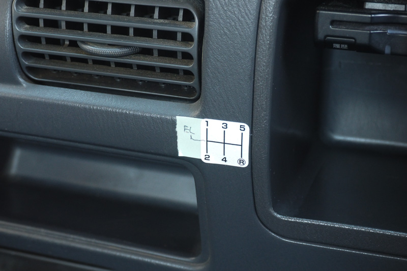 シフトパターンがないので、付属のシールにEL（エクストラロー）を手書きで追加。車検はこれでも通るが、後日ちゃんとしたものに交換予定