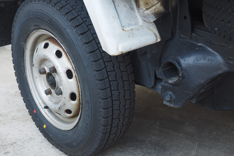 タイヤは交換したばかりのスタッドレスで車検へ。フレームは黒々している