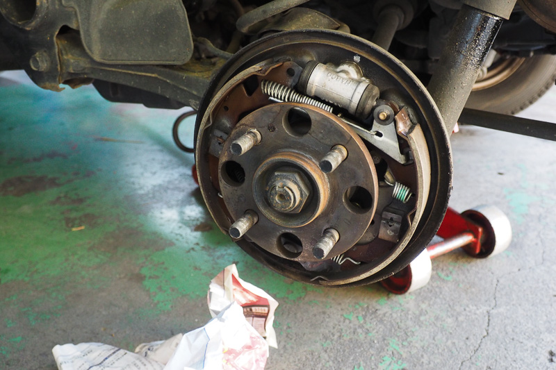 リアブレーキドラムを外したところ