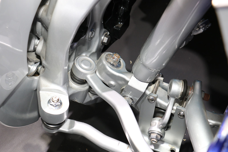 フロントサスペンションは新開発となっており、ダブルジョイント式上下4本アーム構造を持つ「ハイマウントマルチリンクサスペンション」を採用。路面に合わせて上下動したときのジオメトリー変化に対し、自由度の高い設計が可能になるという