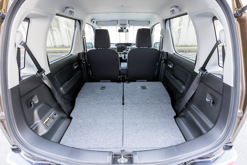 後席は50：50分割可倒式を採用。新型ワゴンRでは荷室開口幅を先代モデル比で100mm拡大したほか、バックドアバランサーを室外に設置。これにより、後席の圧迫感を減らすとともに荷物の出し入れのしやすさと収納性を向上させている