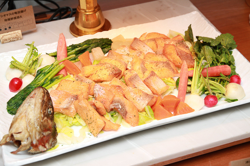 春休み特別メニューのヤシオマスの竜田揚げのほか、シェフが目の前で調理している石焼ピザやローストビーフ、そして食後のスイーツも