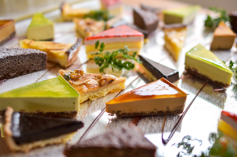 春休み特別メニューのヤシオマスの竜田揚げのほか、シェフが目の前で調理している石焼ピザやローストビーフ、そして食後のスイーツも