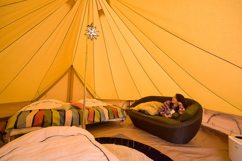 従来より広くなったグランピングワイドのテントにはソファや常設ベッドのほか、エアベッドや冷蔵庫、ポット、サーキュレーター、ホットカーペットなどが常備される