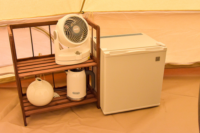 従来より広くなったグランピングワイドのテントにはソファや常設ベッドのほか、エアベッドや冷蔵庫、ポット、サーキュレーター、ホットカーペットなどが常備される