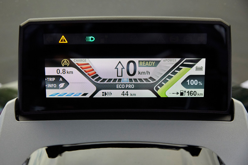 ハンドルまわりとメーターパネル。メーターには液晶パネルが使われている