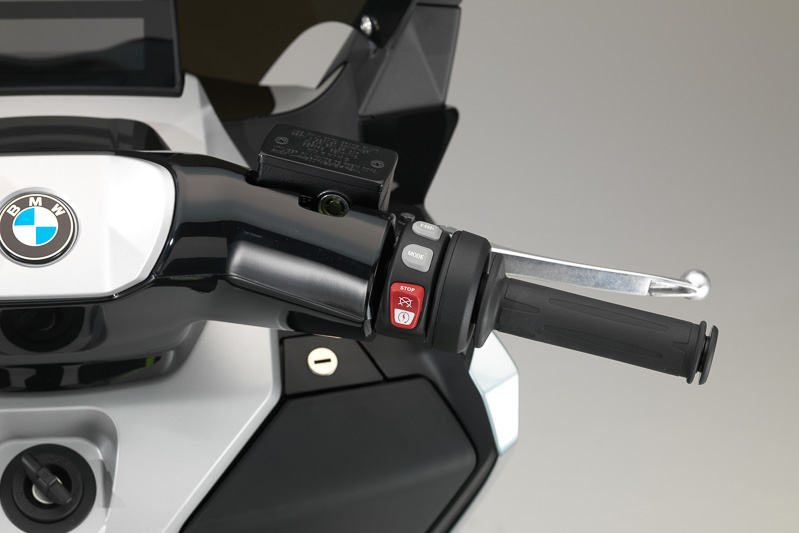 ハンドルまわりとメーターパネル。メーターには液晶パネルが使われている