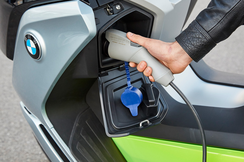 充電ポートはインナーカウル左側に設定。リチウムイオンバッテリーの容量は94Ah