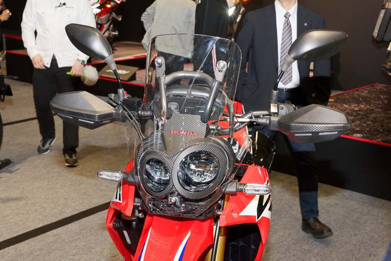 やや大きめのスクリーンとナックルガード、2眼LEDヘッドライトを装備