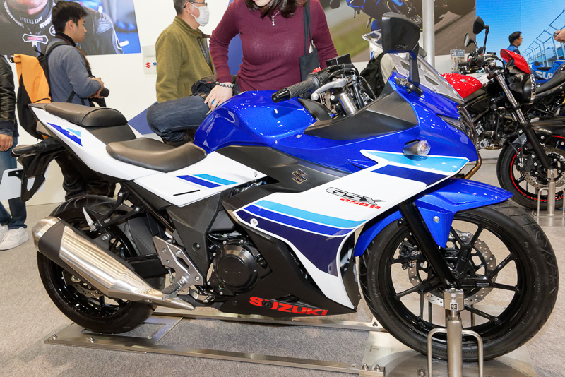 カワサキ、ホンダ、ヤマハに続き、スズキも250ccスポーツとしてGSX250Rを登場させた
