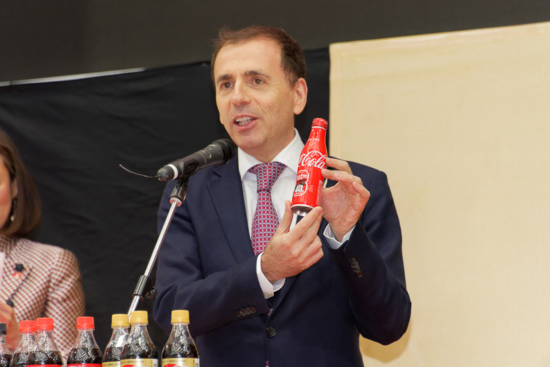 日本コカ・コーラ株式会社 マーケティング本部 CMOのカリル・ヨウンス氏。スポンサーブランドをこれまでの“コカ・コーラ ゼロ”から“コカ・コーラ”に変更したこと、40回目を迎える鈴鹿8耐の開催を記念する限定版スリムボトルを販売することを紹介した