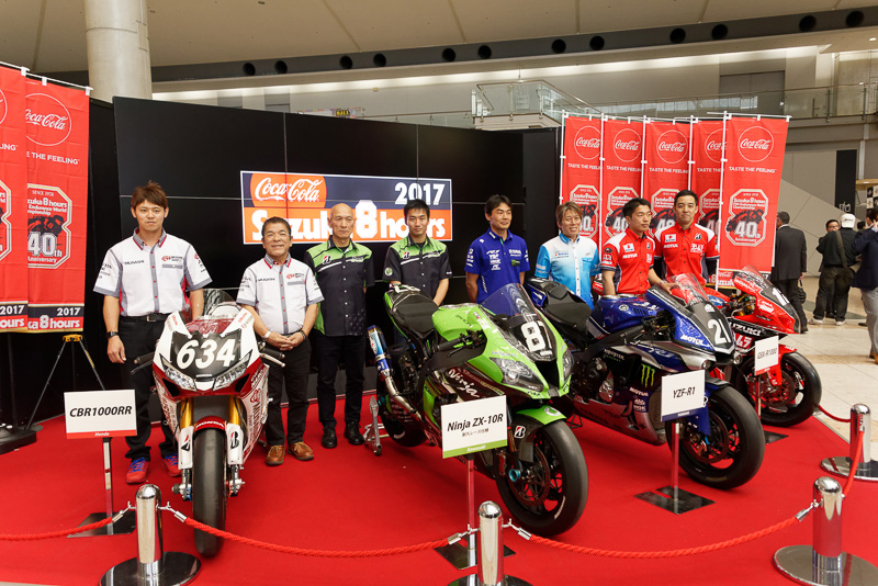 鈴鹿8耐に参戦するチームの監督とライダー