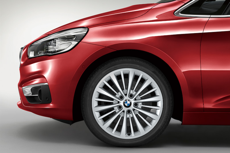 専用装備となる17インチ・マルチ・スポーク・スタイリング 481 アロイ・ホイール