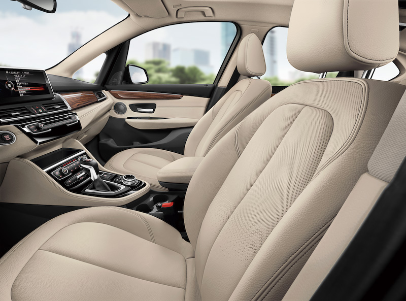 インテリアはオイスターのダコタ・レザー・シートとファインライン・ショアー・ウッド・トリムの組み合わせ