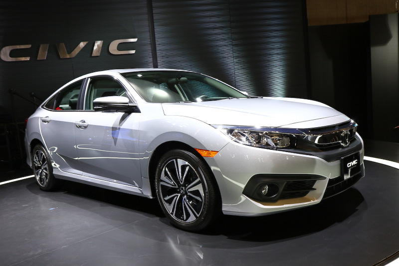 「シビック ハッチバック」（左）や「シビック セダン」（右）は車両展示に加えて、HSR九州、鈴鹿サーキット、富士スピードウェイの3会場で試乗プログラムも実施される