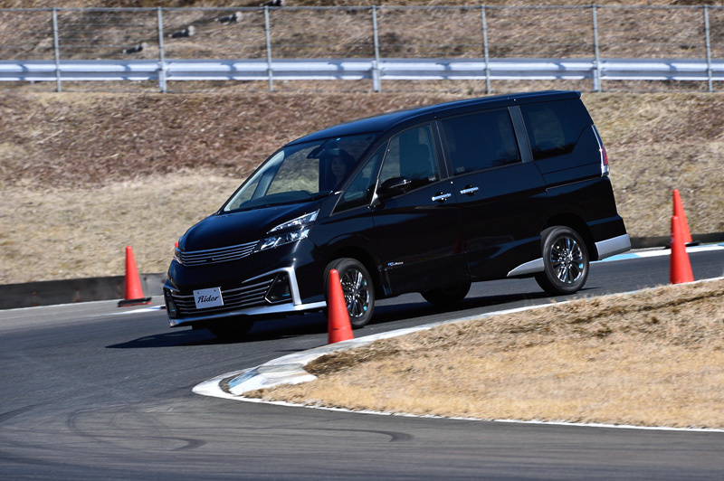トヨタ、日産、ホンダのコンプリートミニバンでサーキットを走れる合同試乗会が実施された