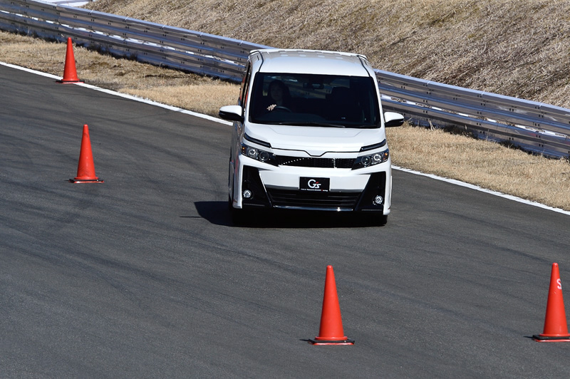 トヨタ、日産、ホンダのコンプリートミニバンでサーキットを走れる合同試乗会が実施された