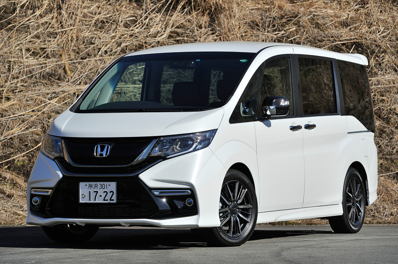 ボディサイズは4760×1695×1825mm（全長×全幅×全高、2WD）で、直列4気筒DOHC 1.5リッター直噴ターボエンジンは最高出力110kW（150PS）/5500rpm、最大トルク203Nm（20.7kgm）/1600-5000rpmを発生。価格は366万5000円